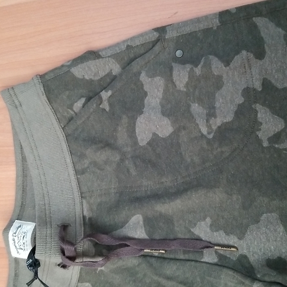 NWT prAna Cozy Up Cropped Green Camo Sweatpants - Picture 2 of 7